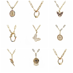 Collage de neuf colliers en or avec pendentifs en zircon aux motifs de cœur, étoile et croix