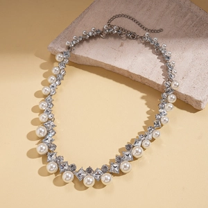 Détail du collier argenté avec perles blanches et cristaux de zircone scintillants
