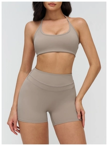 Vue de face du soutien-gorge de sport dos nu beige et du short taille haute sur mannequin