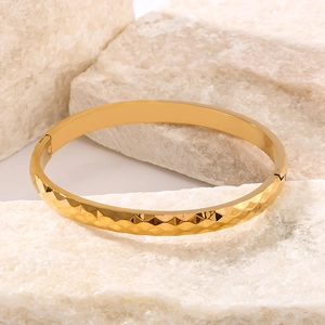 Bracciale rigido in acciaio inossidabile placcato oro 18K con trama a onde con taglio diamante