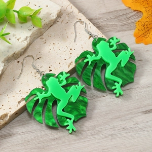 Auffällige grüne Acryl-Ohrringe mit Frosch- und Monstera-Blatt-Motiv für St. Patrick's Day