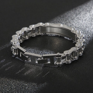 Dettaglio del bracciale da uomo in acciaio al titanio con maglie a catena da motociclista