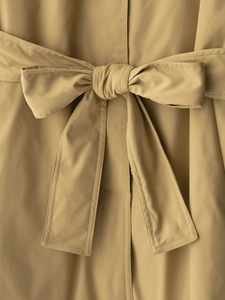 Détail de la ceinture de trench-coat kaki nouée en nœud avec des coutures de haute qualité