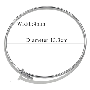 Detailed view of silver nail choker with specific 4mm width and 13.3cm diameter dimensions