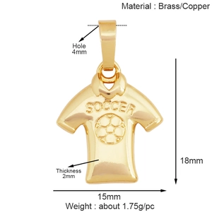 Vue détaillée d'un pendentif maillot de foot doré en laiton avec dimensions et poids