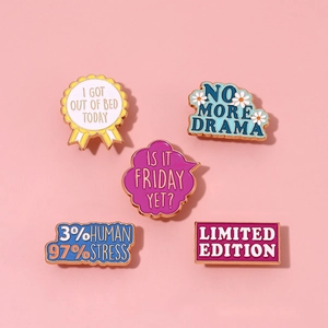 Lustige Emaille Pins Legierung Metall Brosche Zitate Abzeichen Revers Pin Für Rucksack Kleidung Hut Personalisierter Schmuck Geschenk