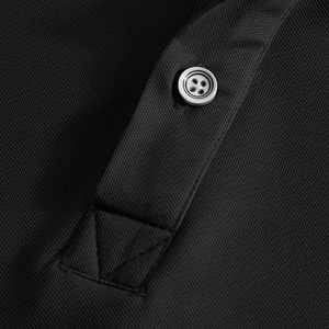 Makroaufnahme eines schwarzen Poloshirts mit atmungsaktivem Piqué-Stoff und Knopf