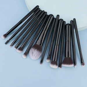 Dettaglio del set di 14 pennelli da trucco con setole sintetiche su uno sfondo blu