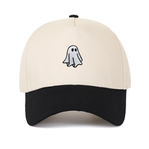 Detail der 5-Panel Trucker Cap mit weißer Krone und schwarzem Geister-Stickereimotiv