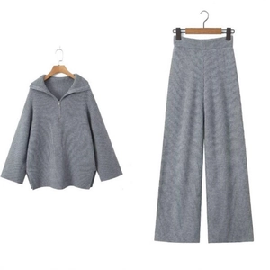 Ensemble en tricot gris deux pièces avec pull à col zippé et pantalon large