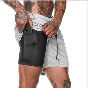 Détail du short de sport 2-en-1 avec couche de compression et poche pour téléphone