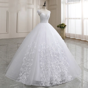 Robe de mariée princesse en dentelle blanche avec corsage perlé et longue traîne