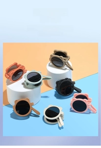 Vue détaillée de lunettes de soleil ours pliables en divers coloris mats pour enfants