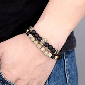 Détail du pendentif couronne sur perles noires mates et ensemble de bracelets en zircon