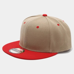 Dettaglio del cappellino snapback con corona kaki e visiera rosso vivace con accenti rossi