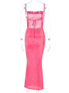 Vue détaillée de face de la robe longue caraco rose ajustée en tissu scintillant