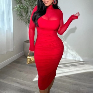 Robe midi rouge moulante à manches longues avec col montant et détails froncés élégants