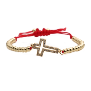 Bracciale regolabile in cordino rosso con perle dorate e ciondolo a croce in zircone