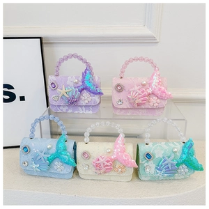 Dettaglio mini borse da bambina a tema sirena con paillettes, conchiglie e manici di perle