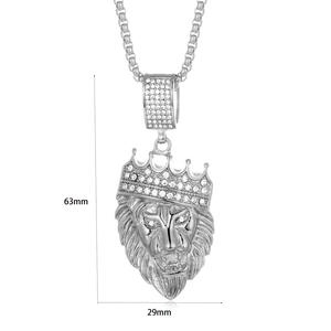 Détail du pendentif tête de lion argenté avec couronne et strass blancs 63mm x 29mm