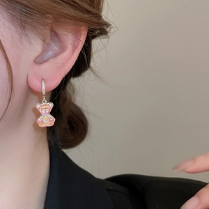 Vue détaillée d'un mannequin portant une boucle d'oreille ours rose et zircon