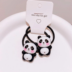 Nahaufnahme süßer Panda-Haargummis auf Displaykarte mit Nice Day Text für Mädchen