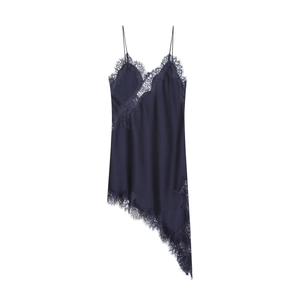 Abito blu scuro con spalline sottili e pizzo con orlo asimmetrico su sfondo bianco