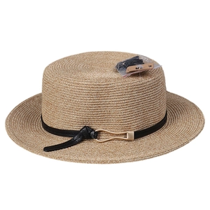 Canotier classique en paille avec calotte plate et ruban en cuir noir à boucle dorée