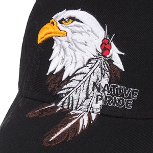 Detailaufnahme der Adlerstickerei und des Native Pride Schriftzugs auf schwarzer Kappe