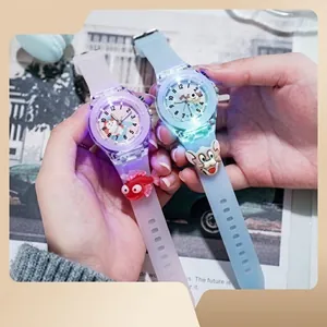 Dettaglio di orologi LED luminosi con cinturini in silicone viola e blu traslucido