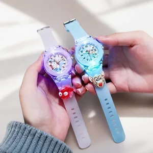 Primer plano de relojes LED brillantes con correas de silicona translúcida morada y azul