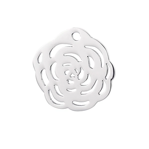 Détail d'un pendentif rose ajouré en argent fabriqué en acier inoxydable poli