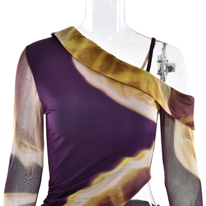 Dettaglio top in mesh a maniche lunghe con stampa marmorizzata viola e gialla e spalla nuda
