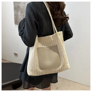 Detail der gewebten Einkaufstasche mit Leder-Patch und Fashion & Bags Gravur-Effekt