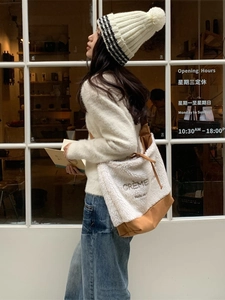 Chic winter plush tote bag with white fleece texture, brown contrast base and Crème embroidery