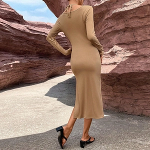 Detalle de vestido de punto acanalado con cuello halter sobre fondo de cañón