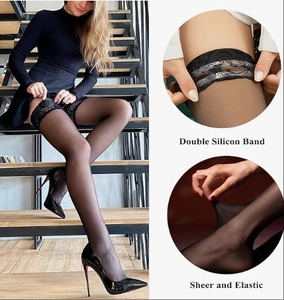 Dettaglio di calze autoreggenti nere velate con pizzo e doppia banda in silicone antiscivolo