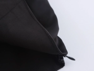 Detailaufnahme des hochwertigen unsichtbaren Reißverschlusses und der Naht am Bustier