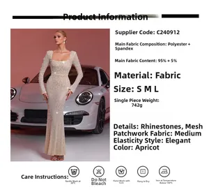 Détails de la robe en maille abricot avec strass lourds et arrière-plan de voiture chic