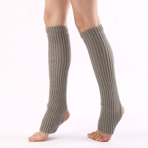 Detailansicht grauer Strick-Beinstulpen mit Rippenmuster und offenem Fersen-Yoga-Design