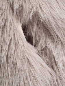 Dettaglio macro della texture in pelliccia sintetica grigia sul cappotto con revers
