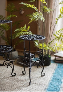 Détail d'un support de plante en fonte de style vintage avec motifs ornementaux