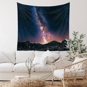 Détail de la tapisserie galaxie bohème avec montagnes étoilées dans un salon