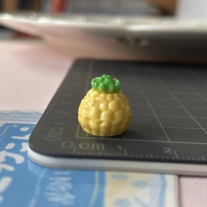 Vista macro di un mini ananas in resina per fermagli per capelli e fai-da-te