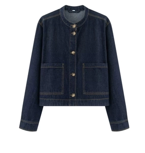 Détails de la veste en jean indigo avec coutures contrastées et grandes poches