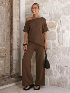 Ensemble en tricot marron foncé pour femme avec haut asymétrique et pantalon large