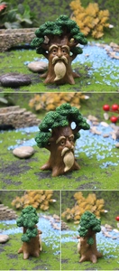 Vista dettagliata multi-angolo di una statua di gnomo da giardino con trama di corteccia
