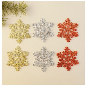 Glitzernde Schneeflocken-Anhänger in Gold, Silber und Rot für den Weihnachtsbaumschmuck