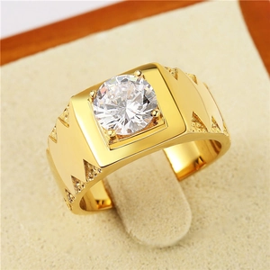 Macro d'une bague pour homme plaquée or avec face carrée et grand zircon blanc rond