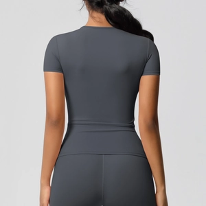 Vue arrière du t-shirt de sport gris foncé cintré et du legging de yoga à taille haute